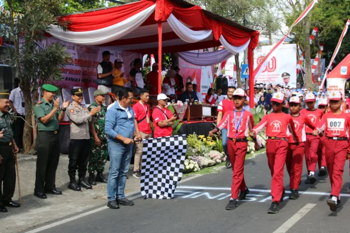 Wali Kota Batu Berangkatkan Lomba Gerak Jalan Tepat Tingkat SD/MI se-Kecamatan Junrejo