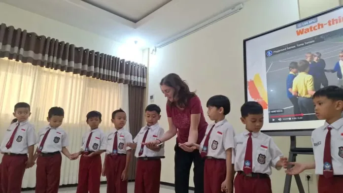 Siswa SD Islam Sabilillah Malang 2 Antusias Belajar Bahasa Inggris Bersama Native Speaker