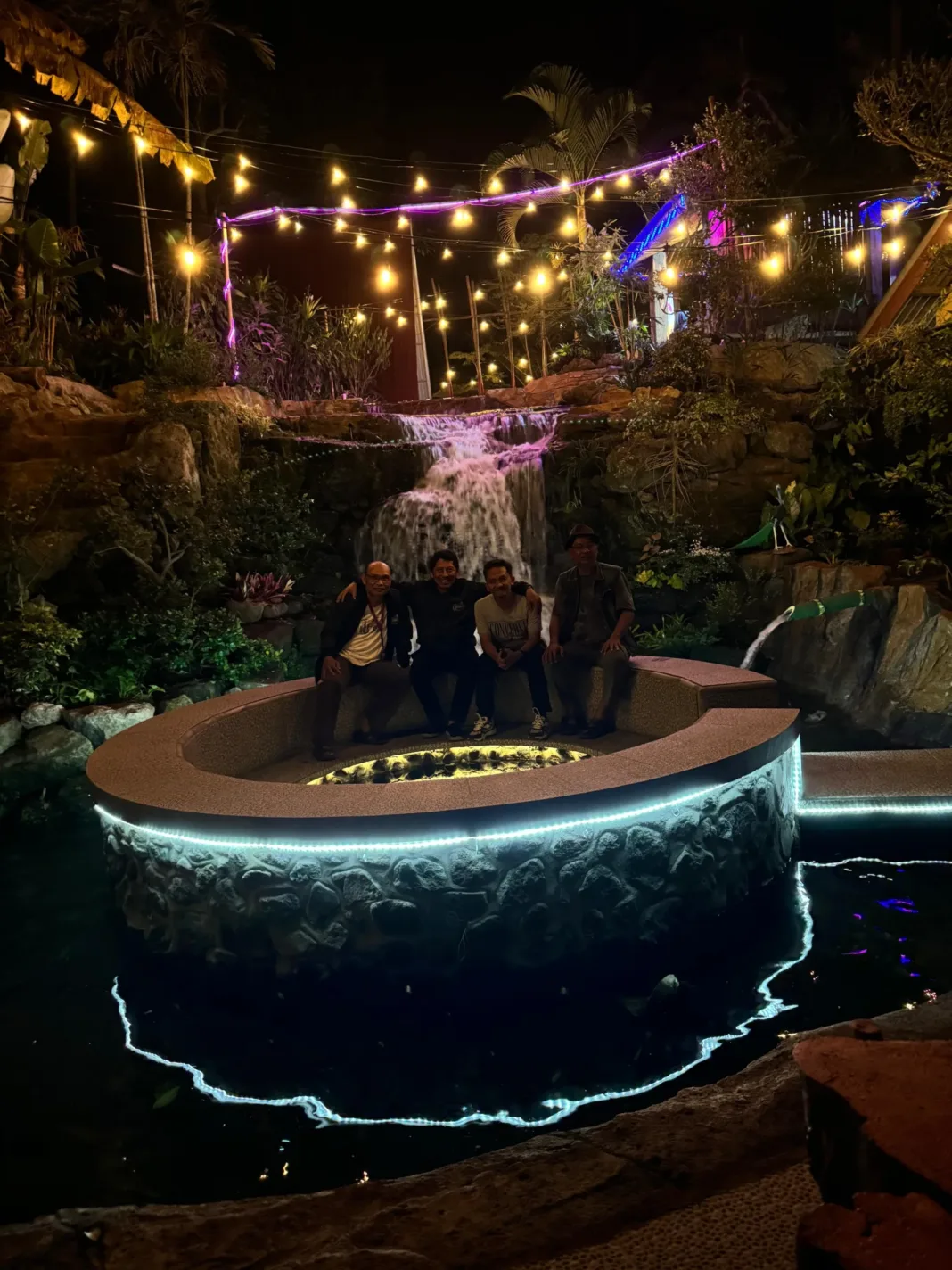 Tim Pengabdian Dosen Polinema, Terapkan Konsep Lampu Hias Berbasis Energi Terbarukan Di Wisata Sumberingin