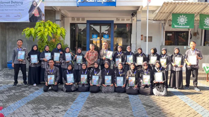 Hari Guru Di SD Muhammadiyah 3 Assalaam Penuh Makna ; Guru Terharu, Siswa Beri Sertifikat