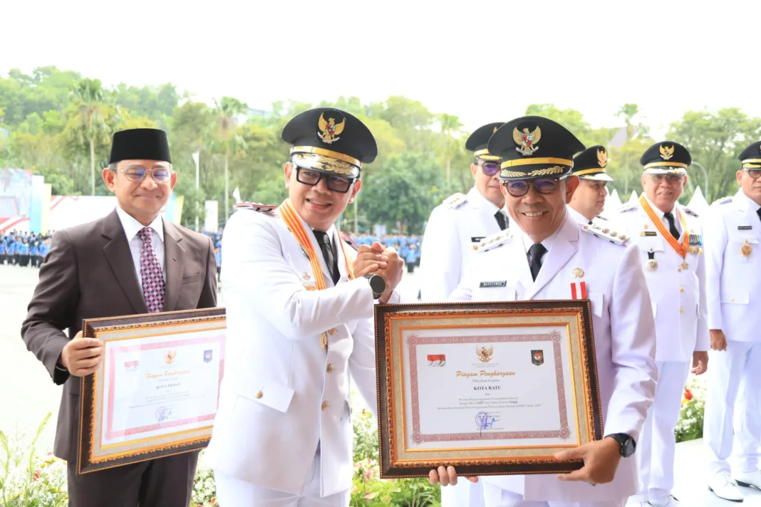 Prestasi Gemilang, Wali Kota Batu Terima Penghargaan Status Kinerja Tinggi Peringkat 6 Nasional dari Kemendagri