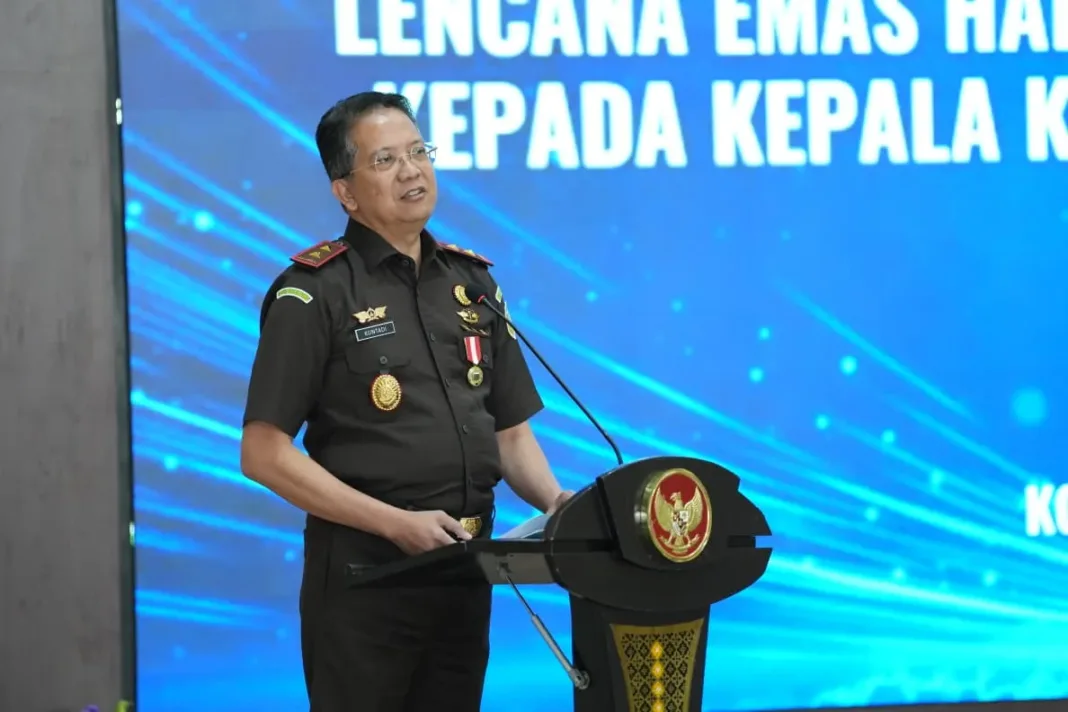 Pemerintah Kota Batu Anugerahkan Lencana Hakaryo Guno Mamayu Bawono Kepada Kajati Jatim