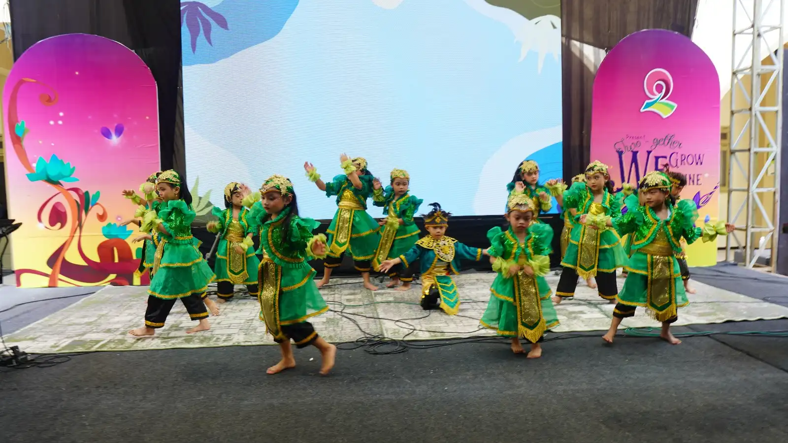 Gebyar HUT ke-2 TK Islam Sabilillah Malang 2 dan SD Islam Sabilillah Malang 2 ; Penuh Prestasi, Usung Semangat Maju Bersama Anak-anak TK Islam Sabilillah Malang 2 menampilkan seni tari dengan percaya diri