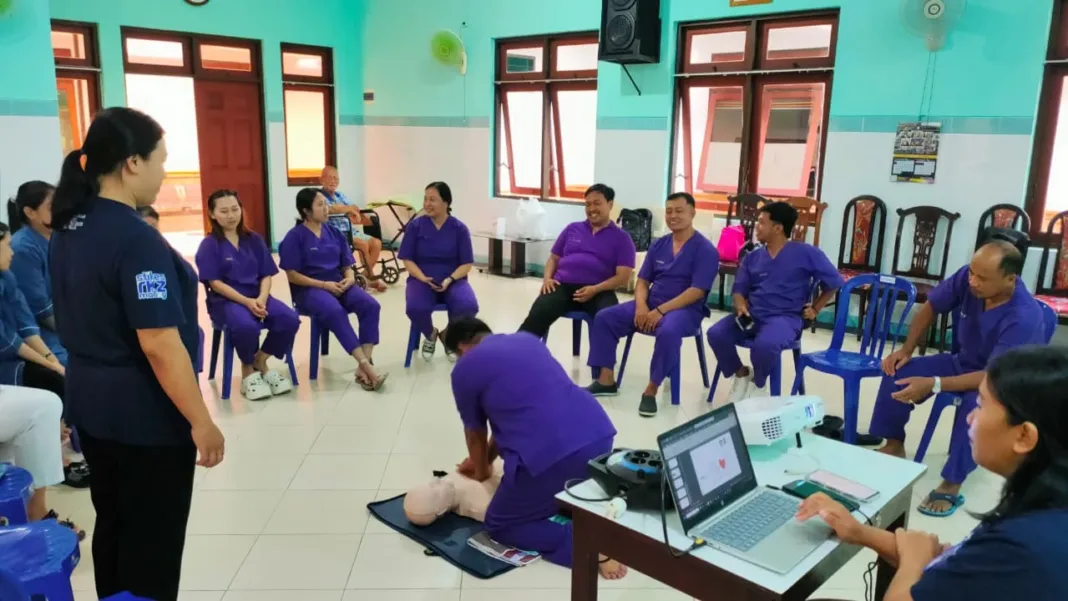 Tim Dosen STIKES Panti Waluya Malang Gelar Pengabdian Di LKS-LU Pangesti Lawang ; Caregiver Tanggap Darurat dan Monitoring Lansia Berbasis Aplikasi