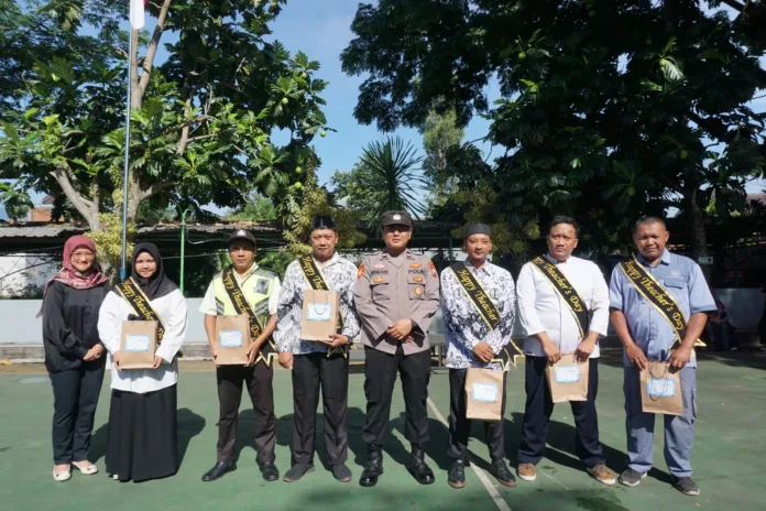 SD Anak Saleh Beri Penghargaan Guru Dan Tendik Berprestasi