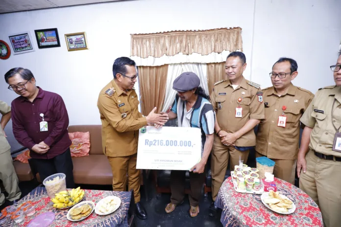 Wali Kota Nurochman Serahkan Santunan Kematian Dan Beasiswa Kepada Tiga Keluarga Peserta BPJS Ketenagakerjaan