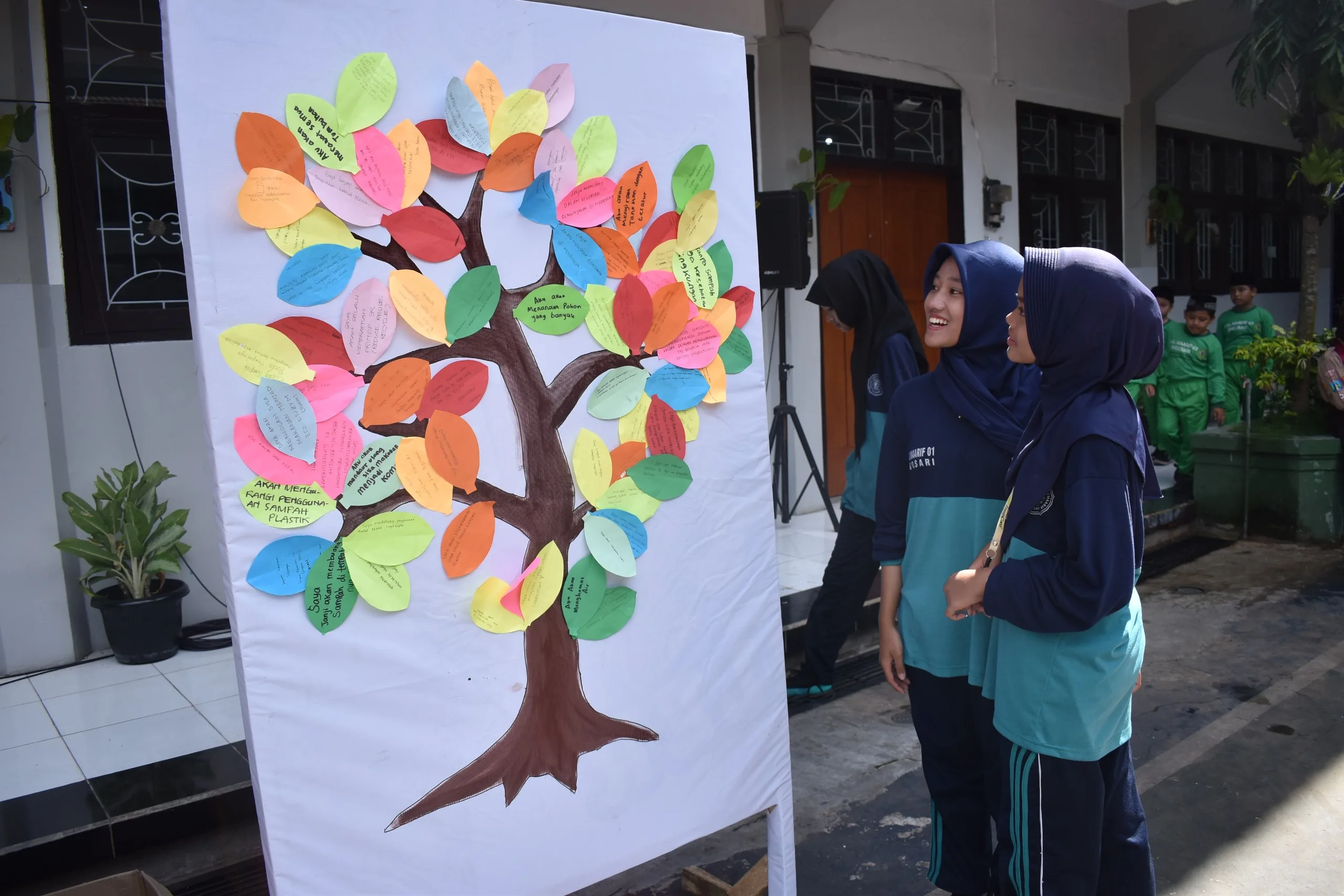 Fun Walk Jejak Hijau Adiwiyata MTs Almaarif 01 Singosari Fun walk