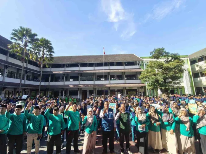 Fun Walk Jejak Hijau Adiwiyata MTs Almaarif 01 Singosari Fun Walk Jejak Hijau Adiwiyata MTs Almaarif 01 Singosari