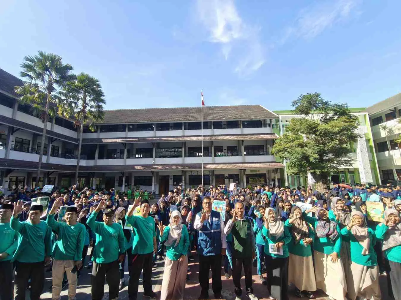 Fun Walk Jejak Hijau Adiwiyata MTs Almaarif 01 Singosari