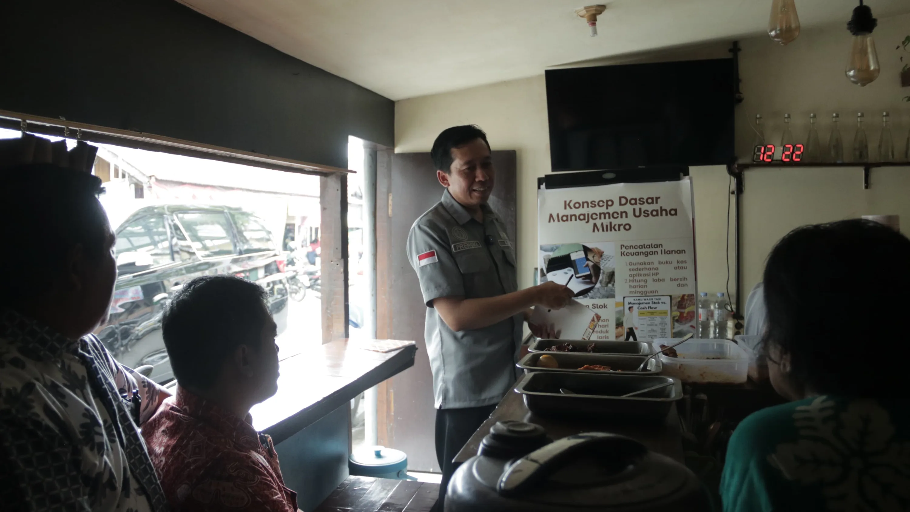 Pojok Sehat & Rileks : STIKES Widyagama Husada Dorong UMKM Kuliner Lebih Higienis dan Inovatif