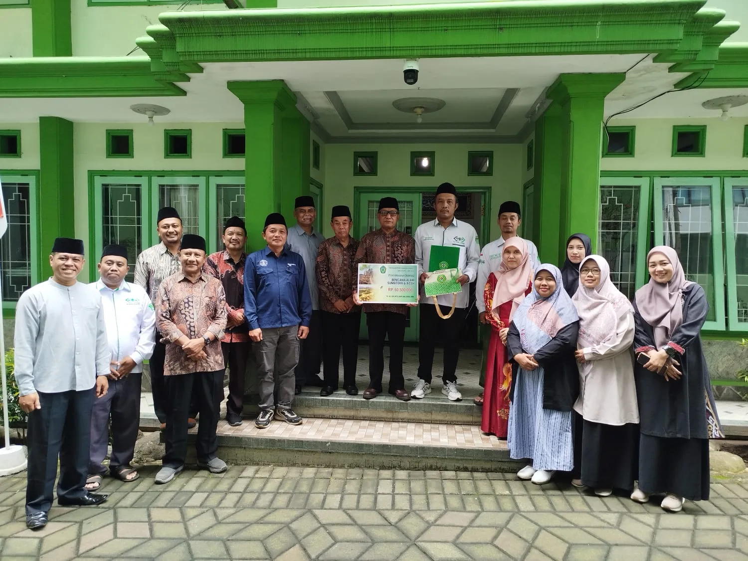 YP Almaarif Singosari Salurkan Donasi Rp60,5 Juta kepada Korban Bencana Aceh