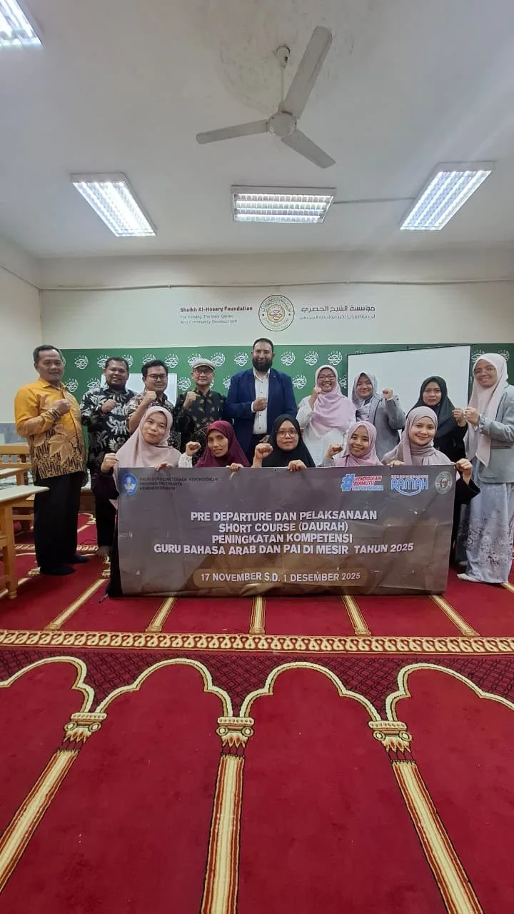 Kepala SD Islam Sabilillah Malang 1 bersama salah satu pemateri daurah dan para peserta