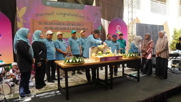 Gebyar HUT ke-2 TK Islam Sabilillah Malang 2 dan SD Islam Sabilillah Malang 2 ; Penuh Prestasi, Usung Semangat Maju Bersama jajaran direksi dan manajemen memotong nasi tumpeng HUT ke-2 TK dan SD Islam Sabilillah Malang 2