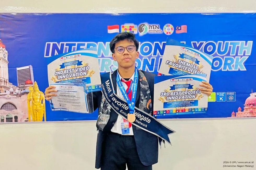 Angga Maulana Haetami dengan medali kejuaraan yang diperolehnya dalam ajang International Youth Excursion Network