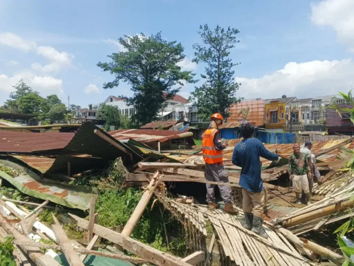 Cuaca Ekstrem Angin Kencang di Kota Batu; Atap Rumah Ambrol Hingga Angin Kencang