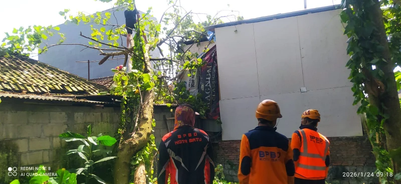 Cuaca Ekstrem Angin Kencang di Kota Batu; Atap Rumah Ambrol Hingga Angin Kencang Cuaca Ekstrem