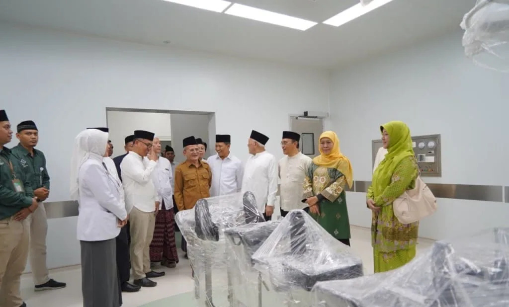 Gubernur Jawa Timur, Khofifah Indar Parawansa saat meninjau salah satu ruangan di RS NU Pasurua.