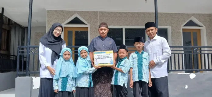 Isra Mikraj 1447 H SD Islam Sabilillah Malang 2, Kunjungi Masjid Dan Musala Salurkan Donasi Alat Salat