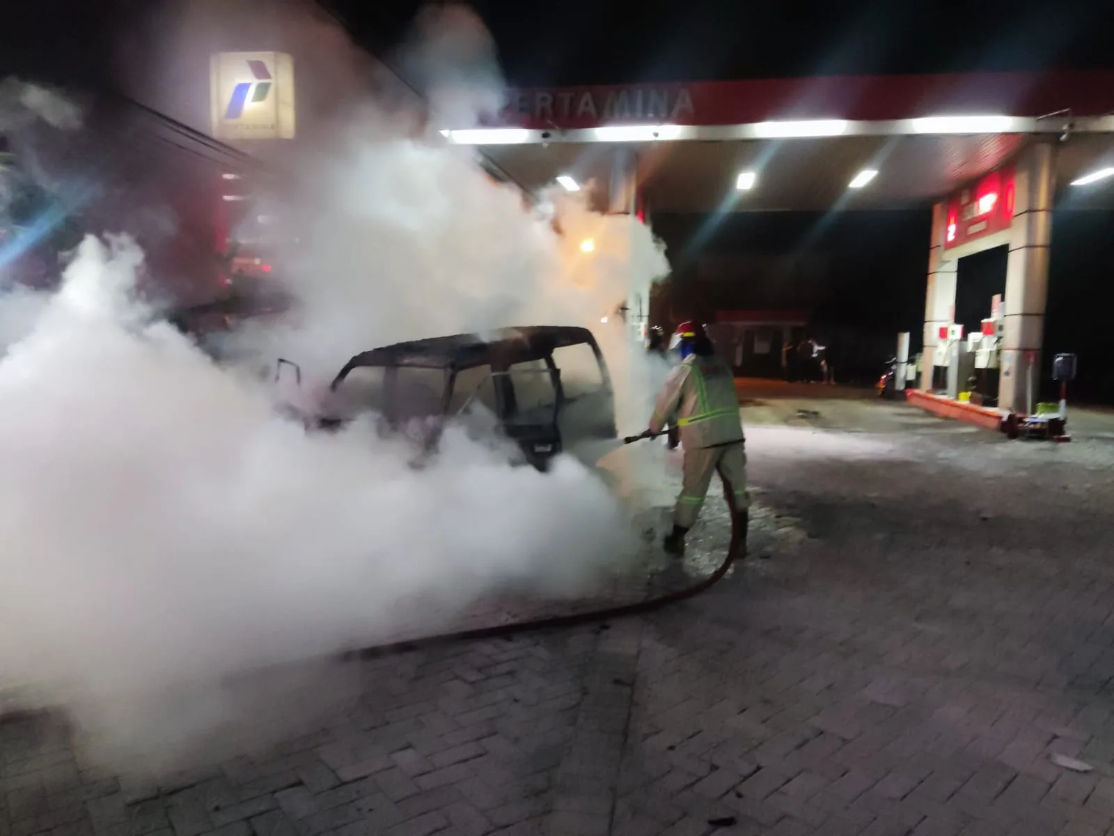 Mobil Suzuki Carry Terbakar Saat Isi BBM di SPBU Kepanjen, Satu Korban Alami Luka Bakar