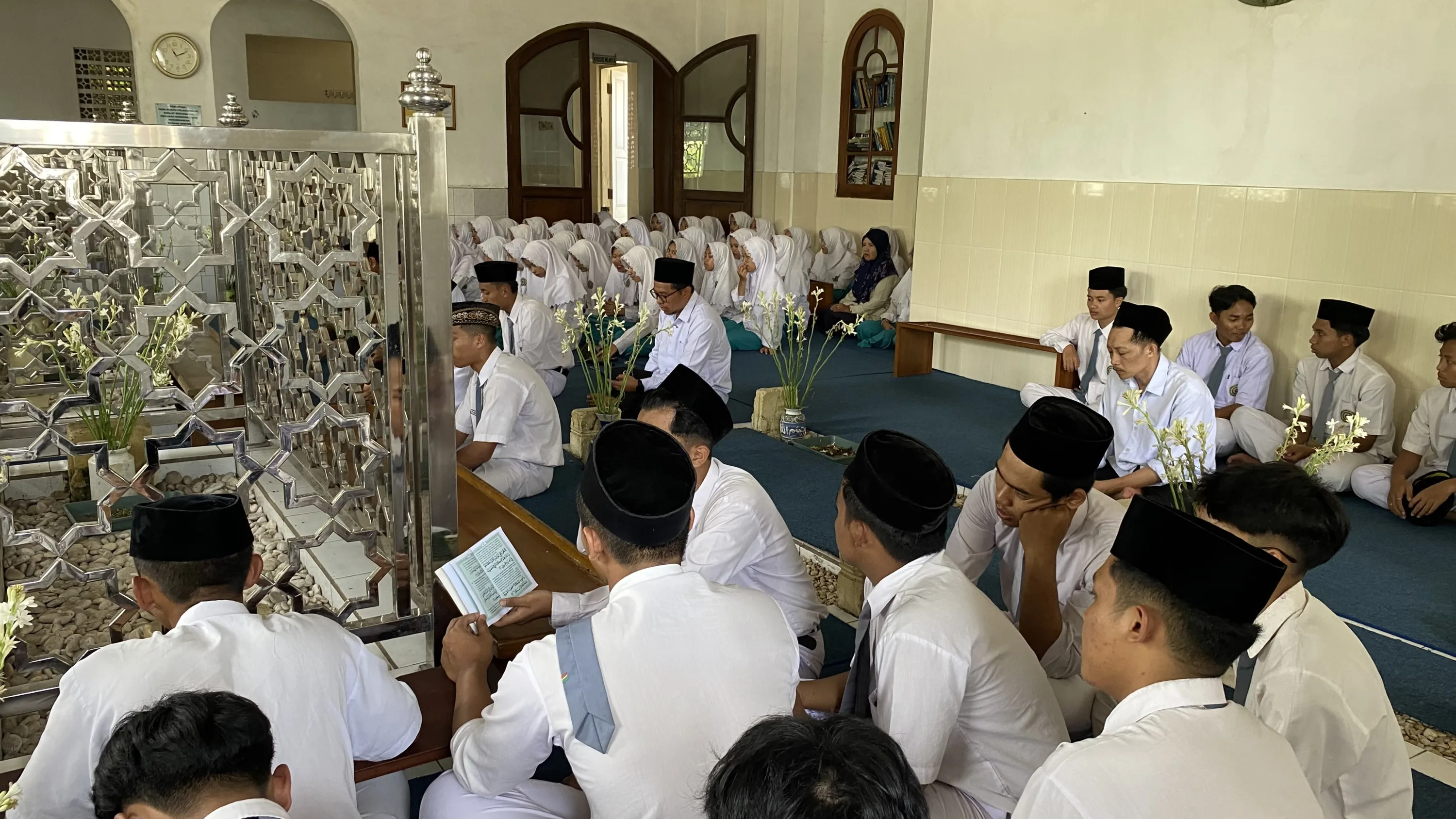 MA Almaarif Singosari Gelar Ziarah Wali, Tingkatkan Karakter dan Spiritual Siswa Ma almaarif
