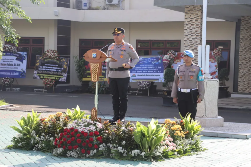 Kapolres Batu AKBP Dr. Aris Purwanto, S.H., S.I.K., M.H pimpinan upacara Sertijab di Mapolres Batu Jum'at