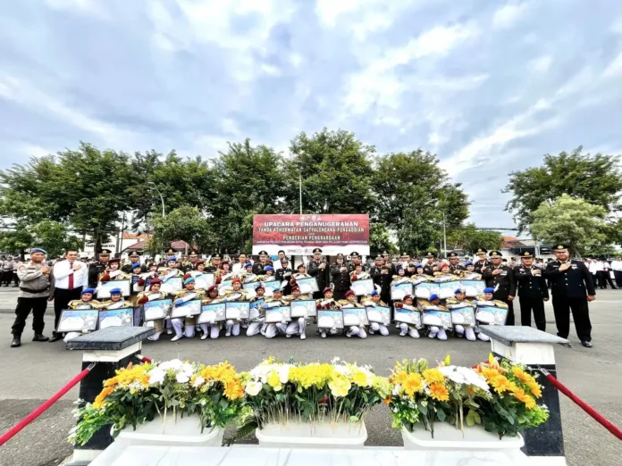 Kapolres Pasuruan Kota Beri Penghargaan POCIL Sekolah Rakyat Usai Tampil di Hadapan Presiden RI