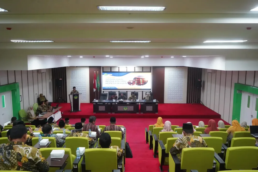 Kepala MAN 2 Kota Malang, Dr. H. Samsudin, M.Pd memberikan arahan dan sambutan dalam acara Bimtek dan sosialisasi Kepegawaian ASN