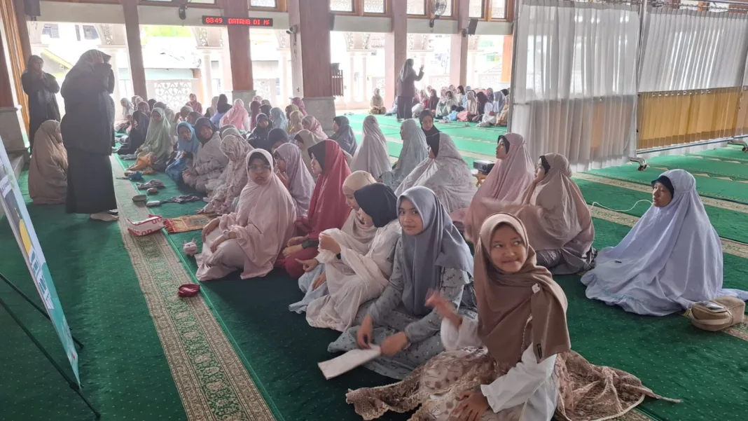 Para siswa putri SMP Insan Amanah