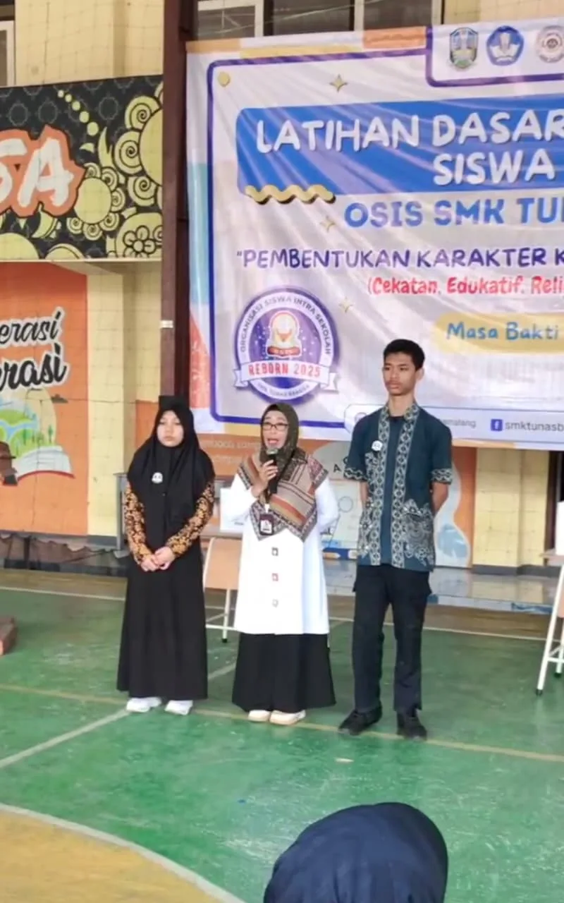 Paskal Patria bersama Kepala SMK Tunas Bangsa Endah Sri Wahyuni