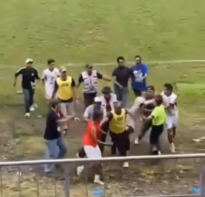 Viral! Laga Liga 4 Jatim Memanas, Pemain Persekam Jotos Wasit