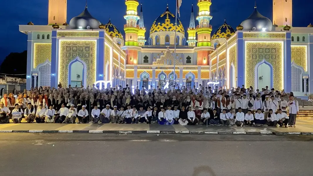 Ratusan siswa kelas XII MA Almaarif Singosari berfoto di depan Masjid Jami Tuban dalam rangkaian Ziarah Wali_result