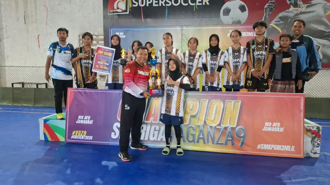 Tim Putri SMPN 13 Malang menjadi juara 1 futsal Skarigavaganza9