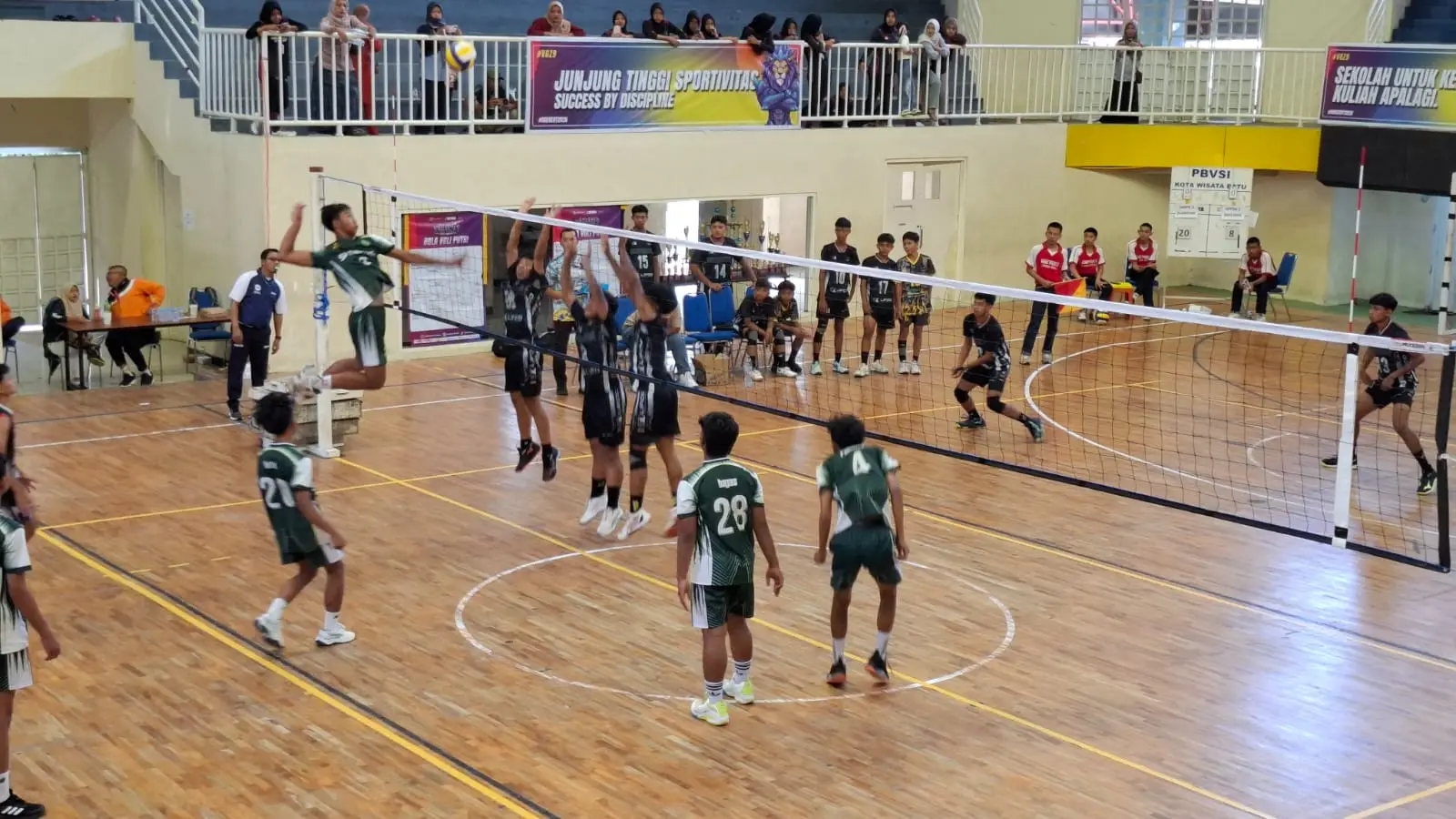 Tekuk MTsN 2 Malang, SMPN 3 Sumbermanjing Wetan Juara Voli Skarigavaganza 9