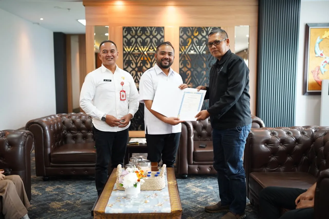 Sempat Tertahan, Ijazah Lima Tenaga Kerja Diserahkan Kembali Ijazah