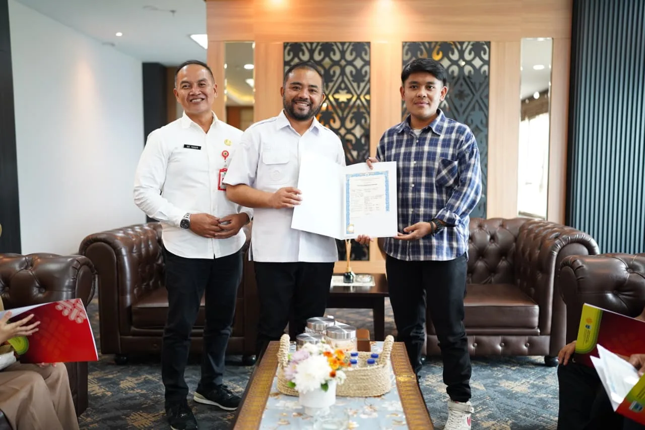 Sempat Tertahan, Ijazah Lima Tenaga Kerja Diserahkan Kembali Ijazah