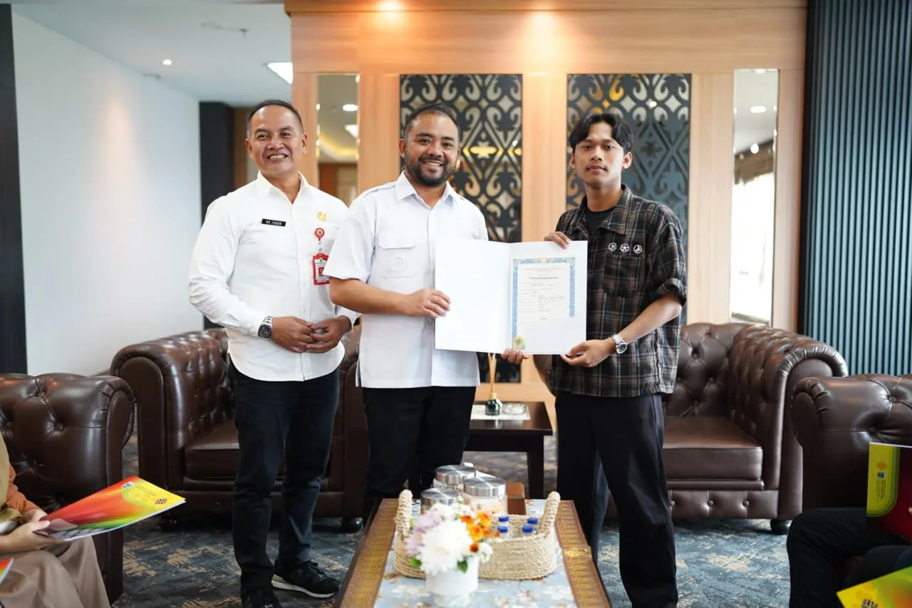 Sempat Tertahan, Ijazah Lima Tenaga Kerja Diserahkan Kembali Ijazah