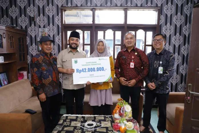 Wakil Wali Kota Batu Serahkan Santunan Kematian untuk Peserta BPJS Ketenagakerjaan di Desa Sumberbrantas