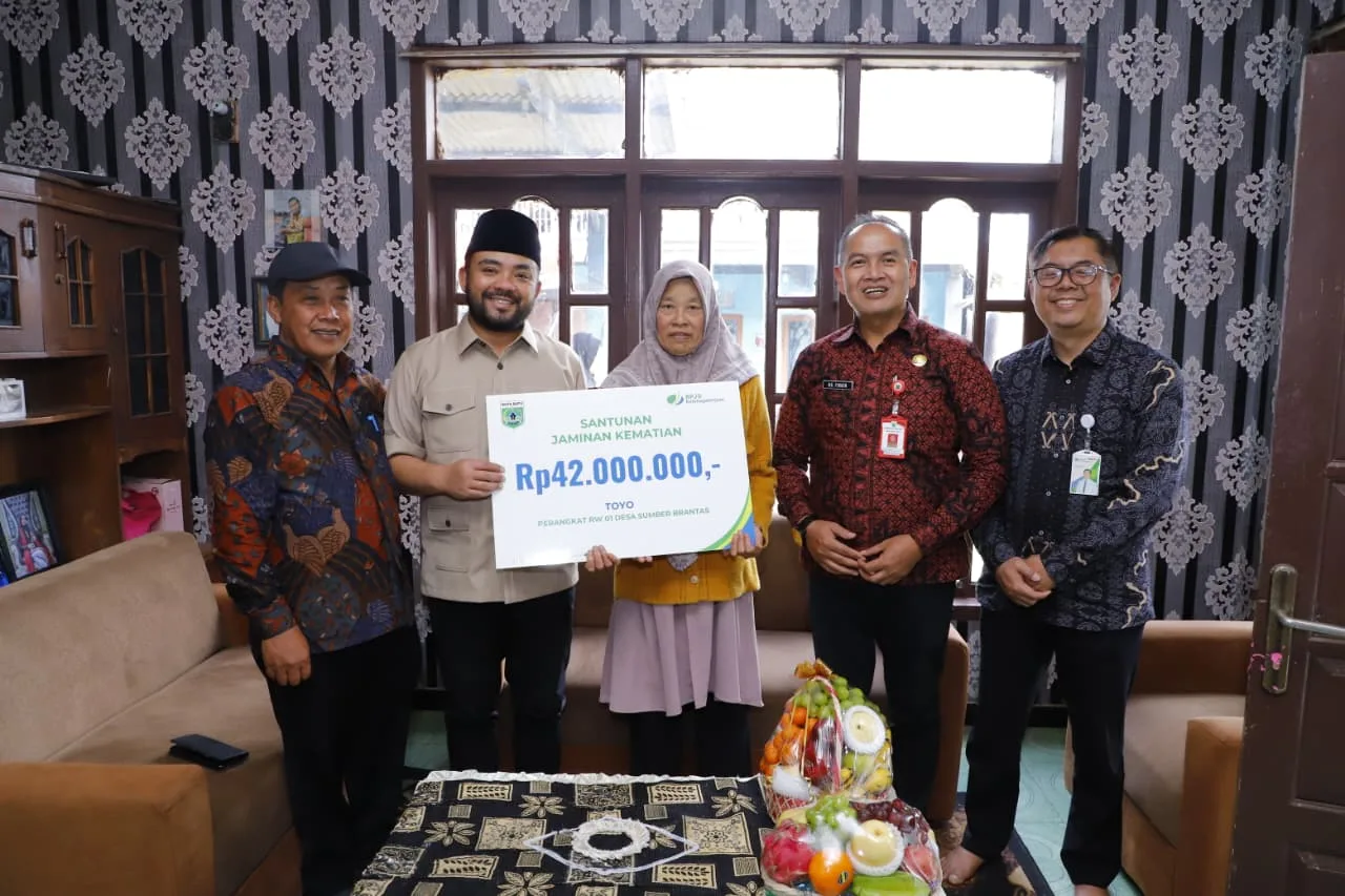 Wakil Wali Kota Batu Serahkan Santunan Kematian untuk Peserta BPJS Ketenagakerjaan di Desa Sumberbrantas