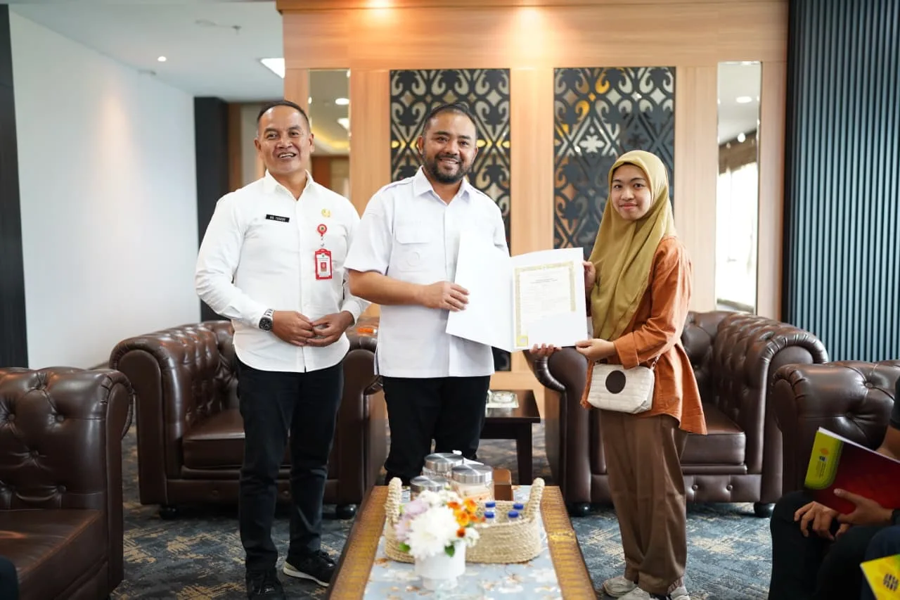 Sempat Tertahan, Ijazah Lima Tenaga Kerja Diserahkan Kembali Ijazah