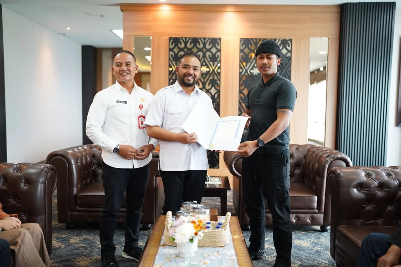 Sempat Tertahan, Ijazah Lima Tenaga Kerja Diserahkan Kembali Ijazah