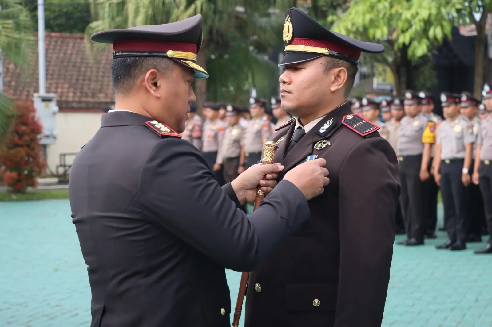 Kapolres Batu Sematkan Lencana Bukti Loyalitas dan Pengabdian Tanpa Cacat