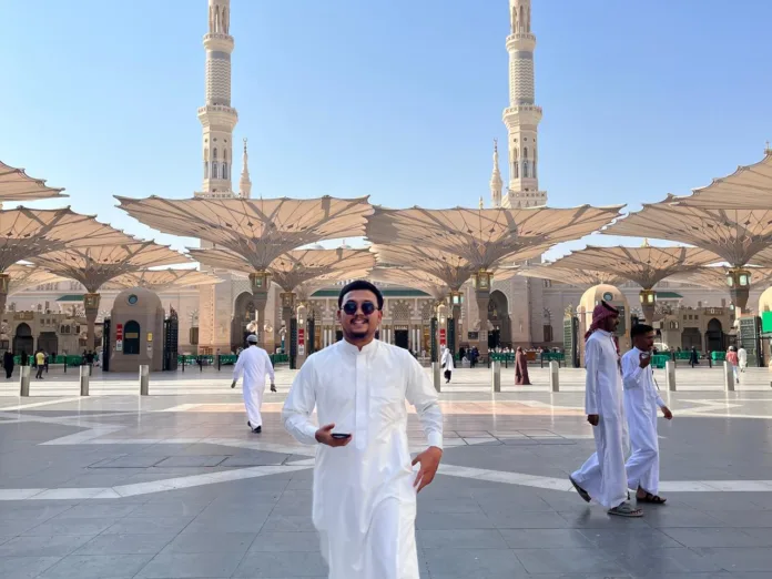 Dari Bangku Kuliah ke Penjuru Dunia: Kisah Umar Faruq Menjemput Takdir di Tanah Suci