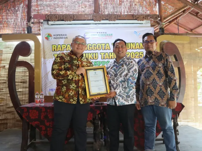 Satu Dekade Perjalanan, BMT Al Hikmah Semesta Jatim Raih Dua Penghargaan