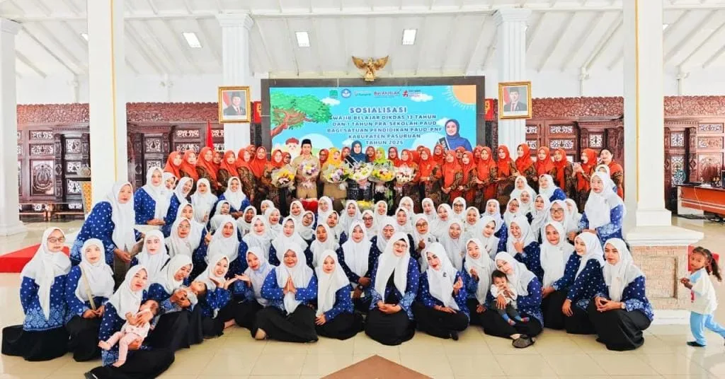 Bunda Pendidikan Anak Usia Dini (PAUD) Kabupaten Pasuruan, Merita Ryusdi Sutejo, berfoto bersama peserta setelah acara