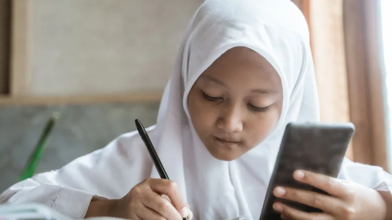 Gadget dan Anak: Menata Hubungan Sehat di Tengah Dunia Digital