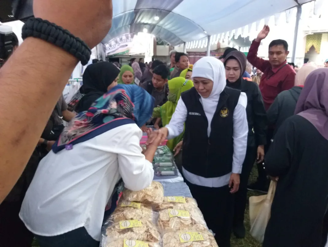 Gubernur Jatim  Khofifah Indar Parawansa tinjau  harga sembako di pasar murah di halaman Masjid Al-Ikhlas, Kelurahan Pohjentrek, Kecamatan Purworejo