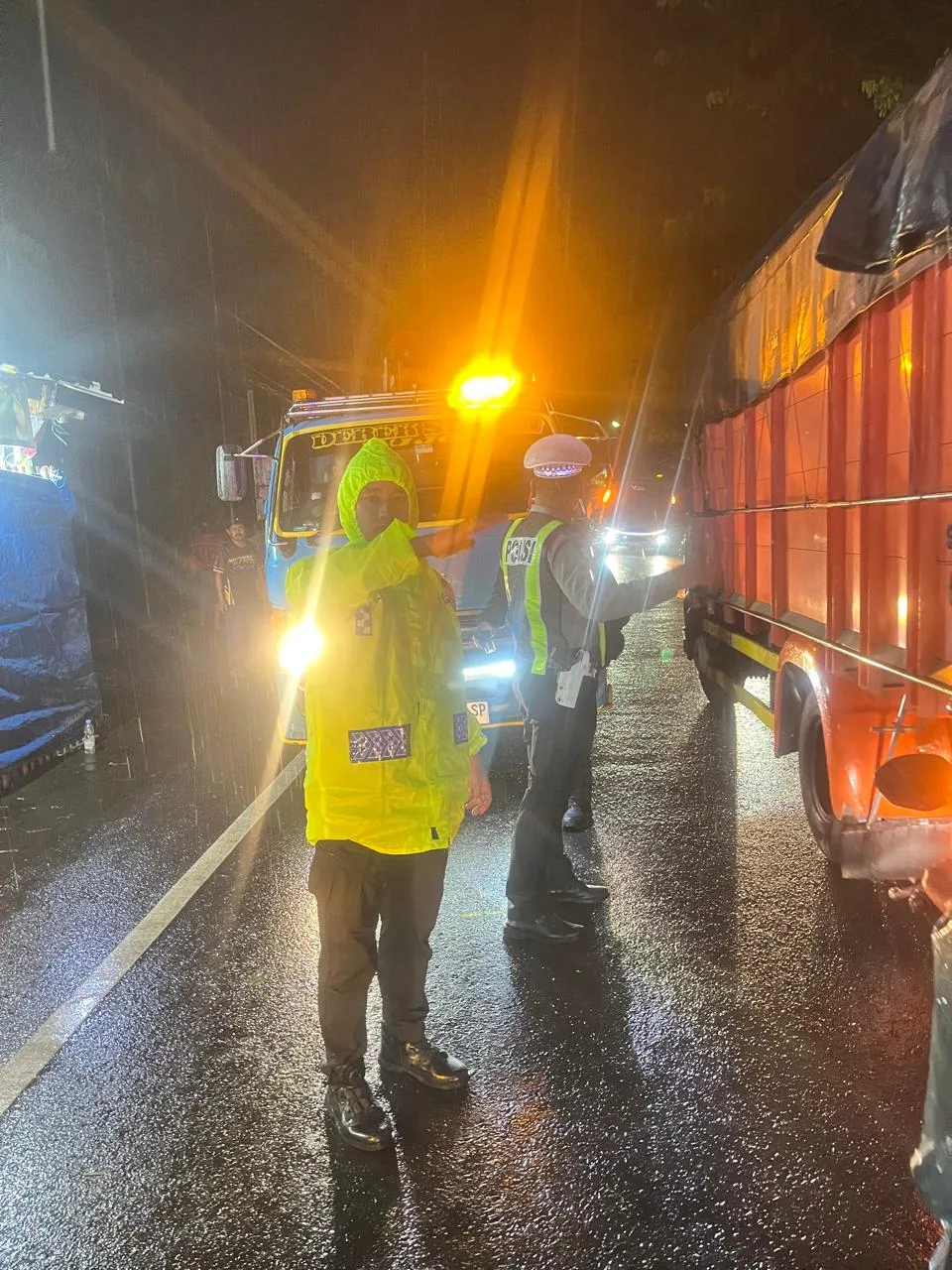 Truk Diduga RemBlong Tabrak Empat Kendaraan di Jalan Raya Pattimura Batu; Satu Tewas, Empat Luka-Luka