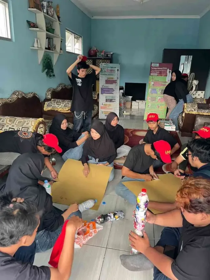 Mahasiswa Akuakultur UMM Sulap Limbah Jadi Ecobrick di Batu