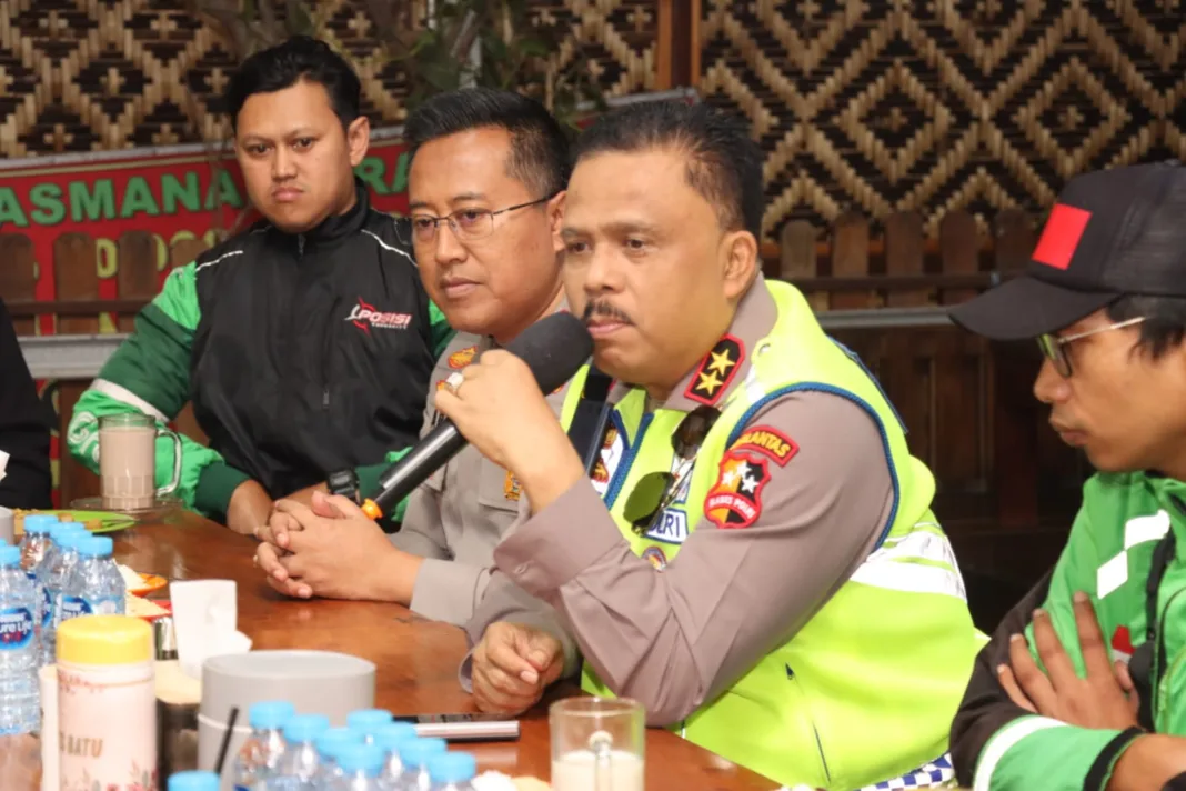Kakorlantas Polri, Irjen Pol Agus Suryonugroho, menggelar dialog humanis bersama komunitas pengemudi ojek online (ojol) di Kota Batu, Jawa Timur, Kamis (5/2/2026).