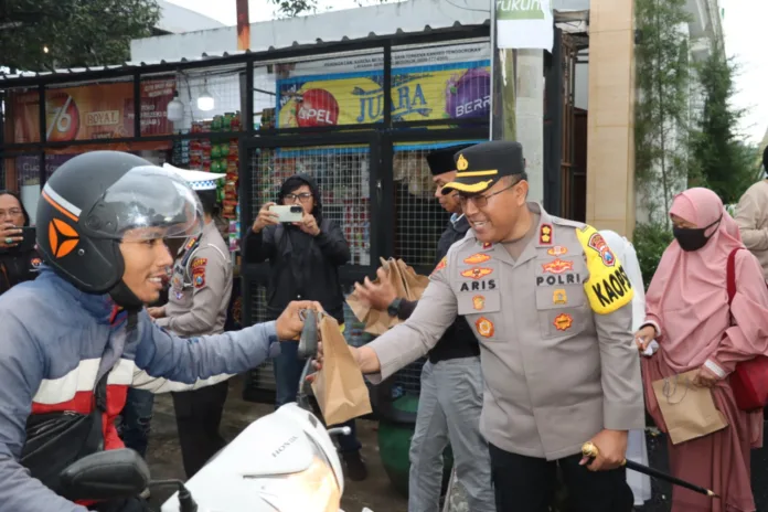 Kapolres Batu bagikan ratusan takjil kepada pengendara di Jeding Kapolres Batu bagikan ratusan takjil kepada pengendara di Jeding